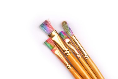 Boyalar ve fırçalar.