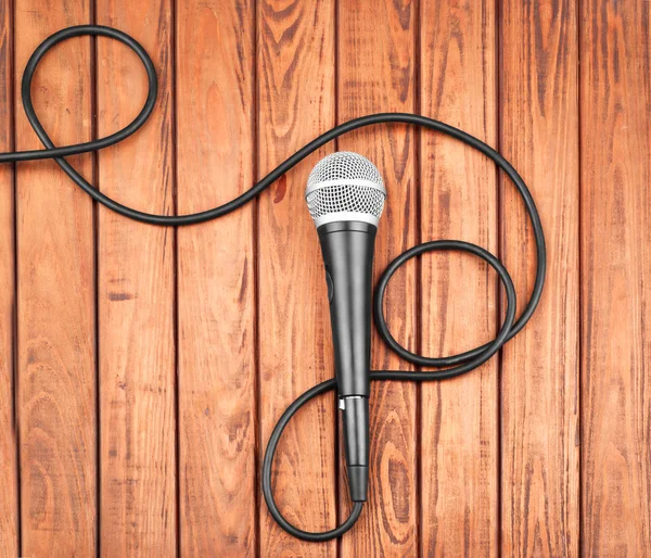 Microfone em fundo de madeira — Fotografia de Stock