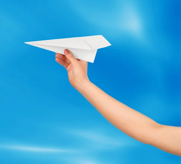 Empresaria lanzando avión de papel blanco — Foto de Stock