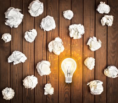 fikir kavramı buruşuk Ofis kağıdı ve ampul ahşap b