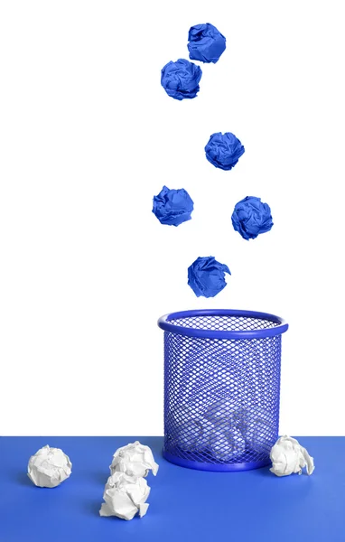 Wyizolowany kosz pełen odpadów papieru i latać piłkę — Zdjęcie stockowe