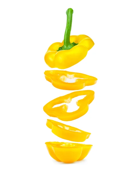 Шматочки нарізаного жовтого перцю падають в повітрі на ізольованому — стокове фото