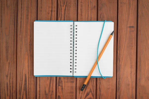 Пустой блокнот с ручкой и карандашом на деревянном столе, бизнес-афера — стоковое фото
