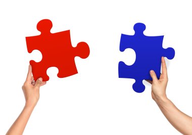 Beyaz adam izole jigsaw holding kadın ve erkek eller