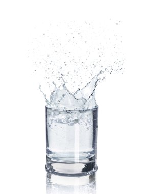 su, üzerinde beyaz izole içine sıçramasına buz küpleri