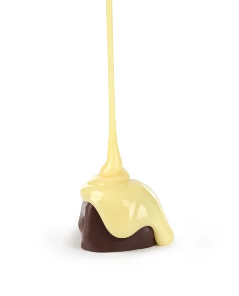 Sos słodkie mleko przelewa na czekolady — Zdjęcie stockowe