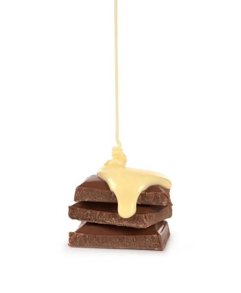 Molho de leite doce é derramado em uma barra de chocolate — Fotografia de Stock