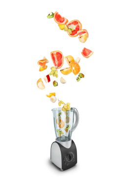 Bir juicer beyaz zemin üzerine düşen meyve