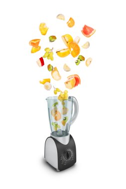 Bir juicer beyaz zemin üzerine düşen meyve