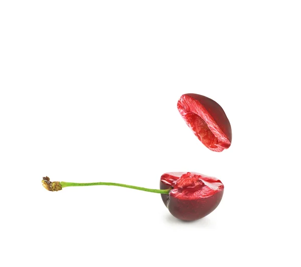 Cherry a kousek izolovaných na bílém pozadí — Stock fotografie