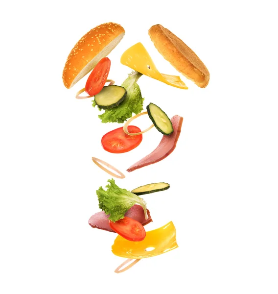Burger mit fliegenden Zutaten auf weißem Hintergrund — Stockfoto