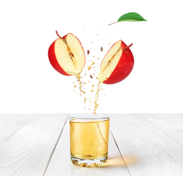 Un verre de jus de pomme sur le bureau blanc isolé sur fond blanc — Photo