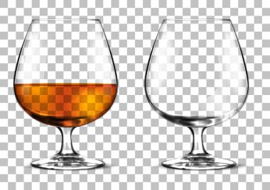 Saydam arka plan üzerinde izole iki brandy bardak (boş ve alkol ile)