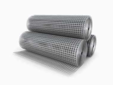Galvanizli kaynaklı tel kafes bir rulo üzerinde beyaz bir backg içine bükülmüş