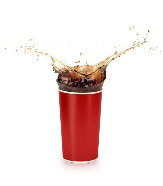 Copo de papel vermelho com cola splash isolado — Fotografia de Stock