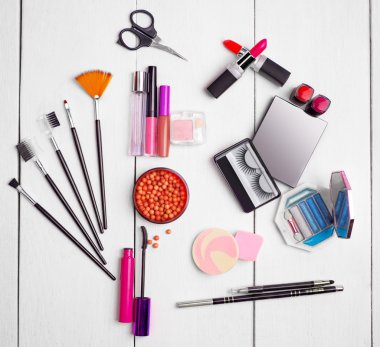 Ahşap arka plan üzerinde makyaj için aksesuarlar