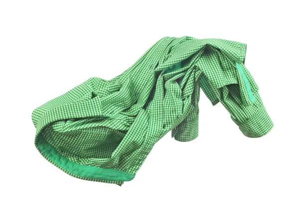 Puste zielonej koszuli spadają w powietrzu na na białym tle whi — Zdjęcie stockowe