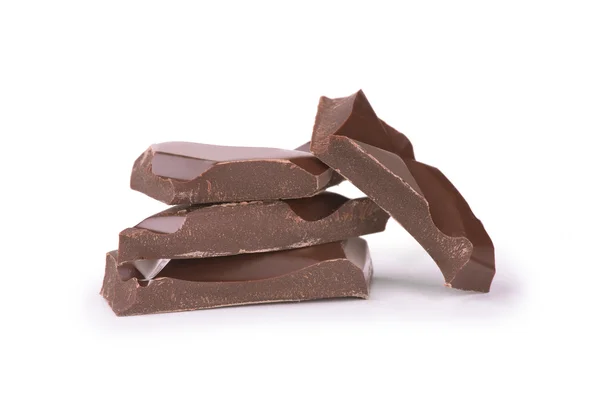 Разбитый шоколад на белом фоне — стоковое фото