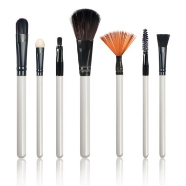 Vec izole beyaz arka plan yansıması ile makyaj fırçaları