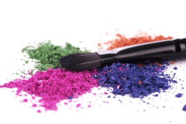 Beyaz arkaplanda izole edilmiş fırçayla ezilmiş göz farı