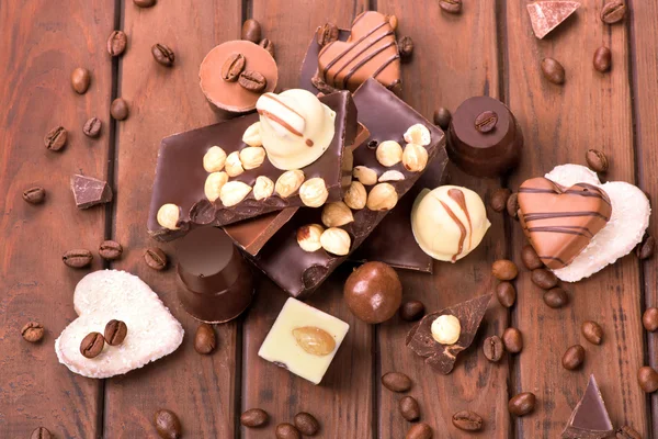 Närbild av choklad bitar på trä bakgrund — Stockfoto