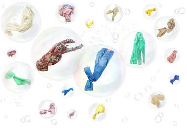 Tazelik kavramı. Sabun köpüğü içinde uçan kıyafetler. J