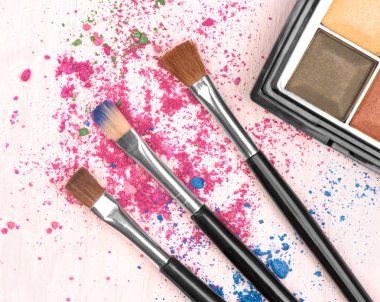 Beyaz bir backgr gözünü için gölgeli gözler için fırçalar