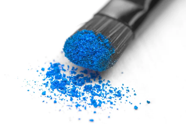 Maquillaje cepillo en azul triturado sombra de ojos — Foto de Stock