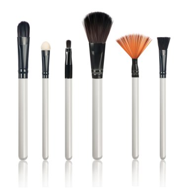 Makyaj fırçaları izole beyaz arka plan yansıması ile