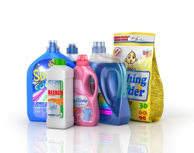 Plastik deterjan şişeleri ve beyaz arka plan üzerinde çamaşır tozu