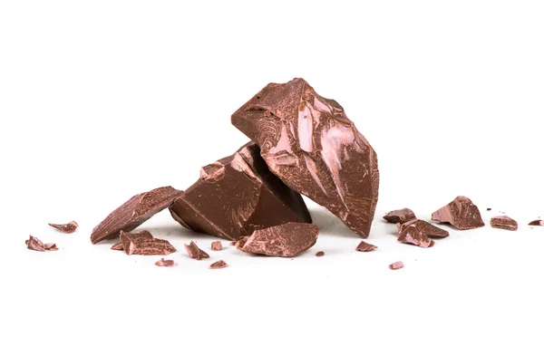 Beyaz arka plan makro çikolata parçaları ile sığ dof vurdu — Stok fotoğraf
