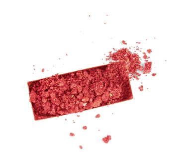 Ezilmiş göz farı beyaza izole edilmiş.