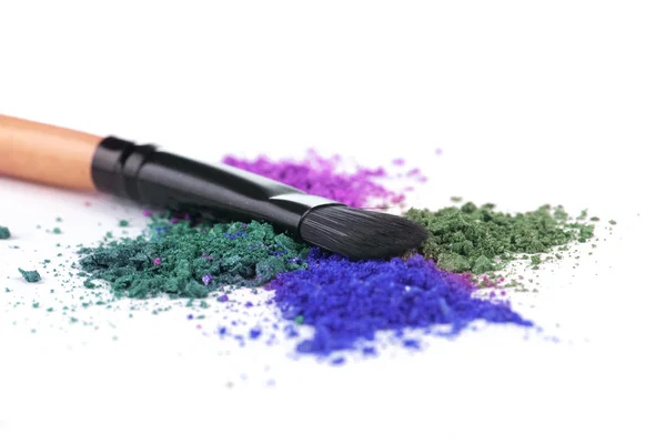 Crushed eyeshadows with brush isolated on white background — Stock Photo, Image