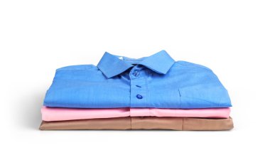 Beyaz arka plan üzerinde izole renkli erkek gömlek yığını