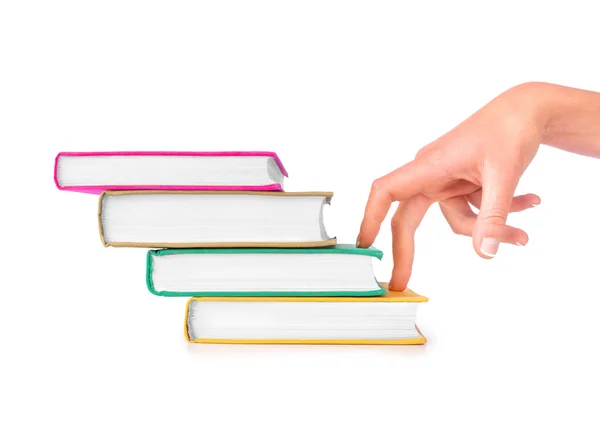Palcami, przesuwając się książka w twardej oprawie koncepcja kroki do nauki, hote — Zdjęcie stockowe