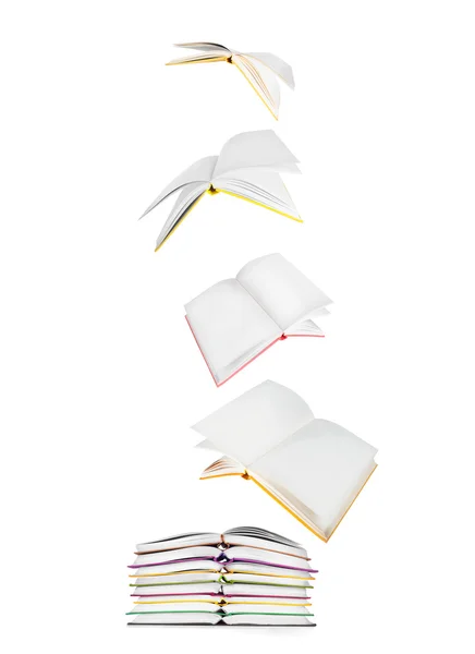 Högen med böcker och flyga böcker isolerad på vit — Stockfoto