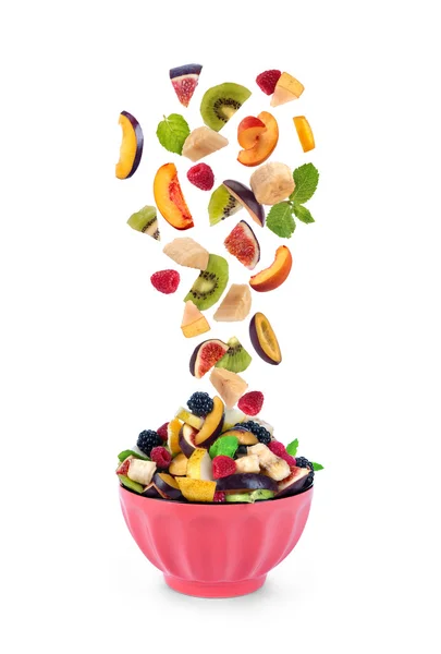 Frutas mistas frescas caindo em uma tigela com salada de frutas isolat — Fotografia de Stock