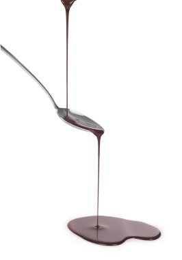 sütlü çikolata beyaz arka plan üzerinde izole bir kaşık dökme