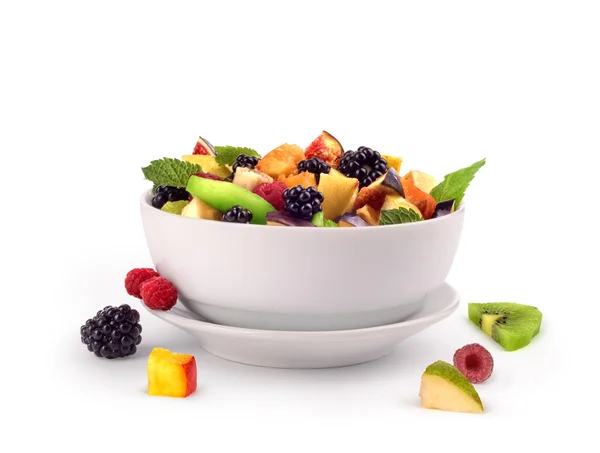 Salada com frutas frescas e bagas no fundo branco — Fotografia de Stock