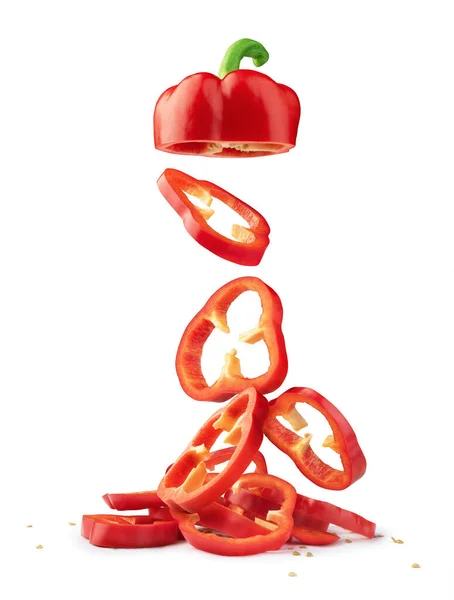 甜甜的红辣椒切成薄片 在白色的背景下脱落 — 图库照片