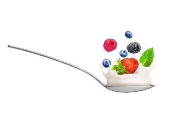 Beyaz arka planda beyaz süt soslu böğürtlen