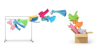 Taşıma ve giysi taşıma kavramı. Giysiler askıdan uçup beyaz arka planda izole edilmiş bir karton kutuya uçar.