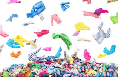 Ayrı giyim elbise büyük yığını beyaz bir arka plan üzerine düşen