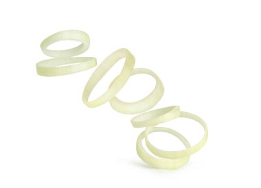 Beyaz arkaplanda soğan halkaları