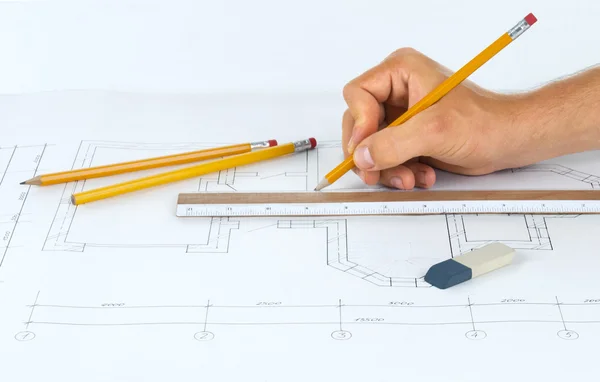 Innenarchitektin arbeitet mit Bleistift an einer Skizze, — Stockfoto