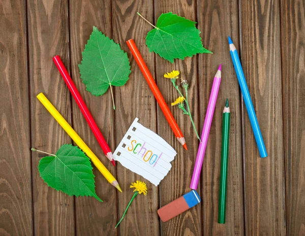 Kleurpotloden en gum op een houten achtergrond — Stockfoto