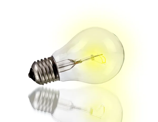 Glödande gul glödlampa — Stockfoto