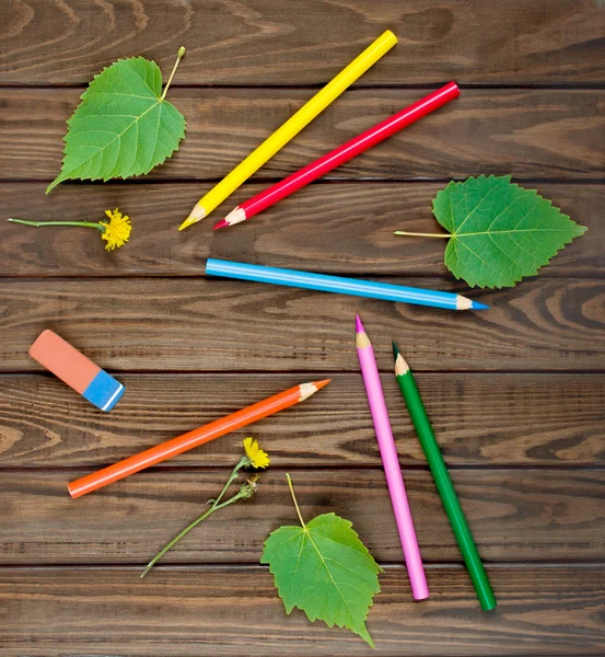 Crayons de couleur sur fond de bois — Photo