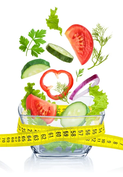 Concepto de dieta. Verduras frescas cayendo en el tazón de vidrio isola — Foto de Stock