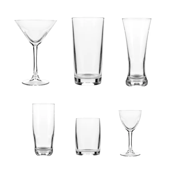 Set avec différents verres vides et tasses sur fond blanc — Photo